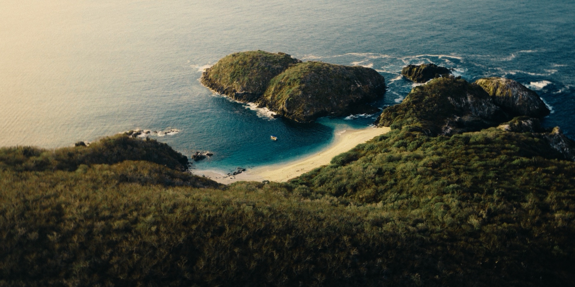 Hidden Cove: fotograma corregido con el PowerGrade de SPECTRE
